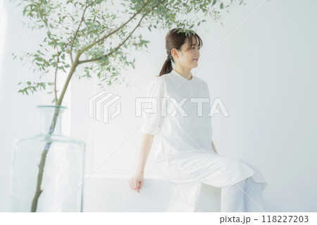 白いワンピースのミドル女性 118227203