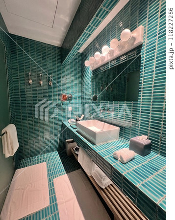 カラフルなタイルが可愛いバスルーム カラフルなタイルが可愛いバスルーム 118227286