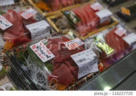 見切り品として値引きされたまぐろの刺身 118227720