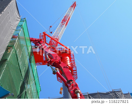 下から見上げる建設現場のクレーン 下から見上げる建設現場のクレーン 118227821