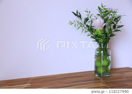 ガラスの器に飾った花 118227990