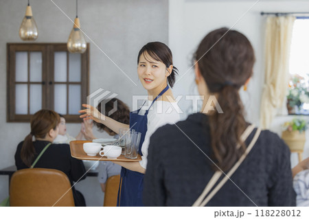 案内をするカフェの店員　 118228012