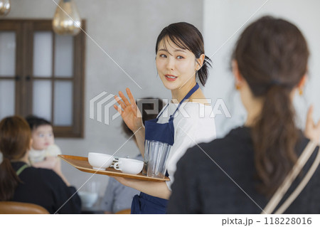 案内をするカフェの店員 案内をするカフェの店員 118228016