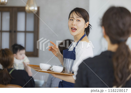 案内をするカフェの店員　 118228017