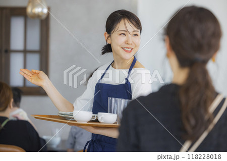 案内をするカフェの店員　 118228018