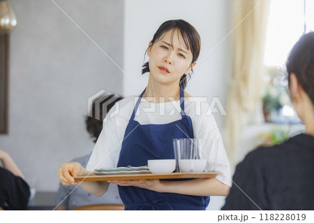 案内をするカフェの店員　 118228019