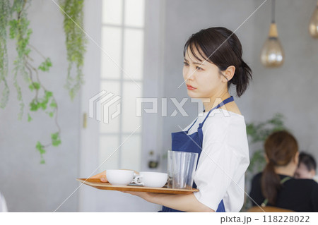 案内をするカフェの店員 案内をするカフェの店員 118228022