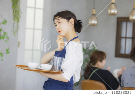 案内をするカフェの店員　 118228023