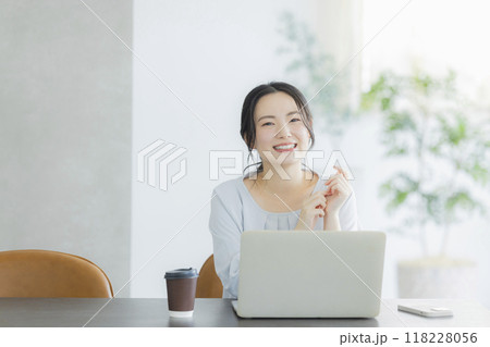 テレワークをする若い女性 テレワークをする若い女性 118228056