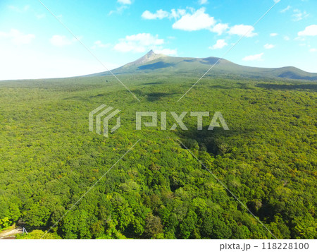 初秋の北海道森町で駒ヶ岳の風景を空撮 118228100