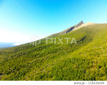 初秋の北海道森町で駒ヶ岳の風景を空撮 118228104