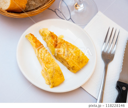 tortilla triangular pieces 118228146