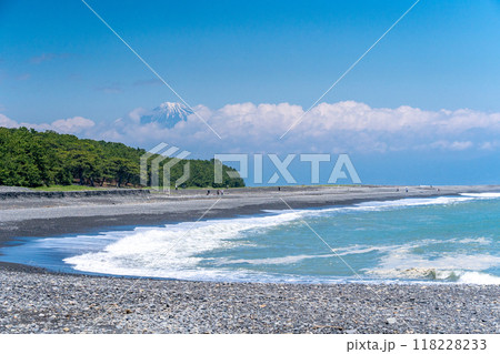 三保松原 日本三大松原と青い海の白波越しに雄大な富士山を望む 世界文化遺産 日本新三景 国の名勝 三保松原 日本三大松原と青い海の白波越しに雄大な富士山を望む 世界文化遺産 日本新三景 国の名勝 118228233