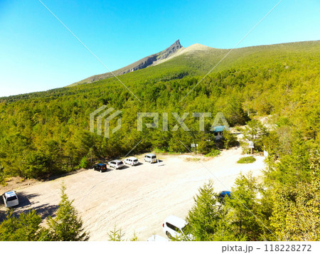 初秋の北海道森町で駒ヶ岳登山道五合目駐車場の風景を空撮 118228272