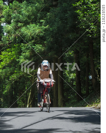 峠を登るサイクリスト 峠を登るサイクリスト 118228585