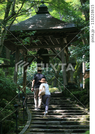参拝する熟年夫婦 118228615