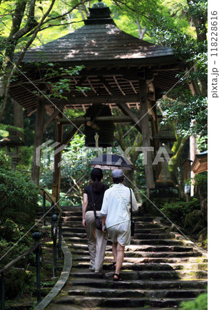 参拝する女性二人 118228616