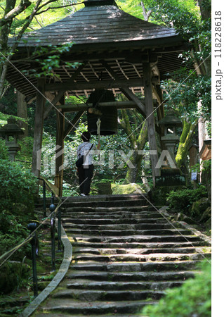 寺院の鐘を撞く女性 118228618