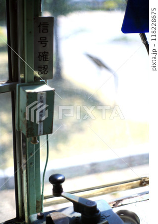 路面電車の運転台 118228675