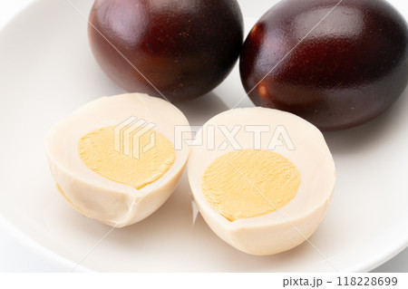半分に切った燻製卵のクローズアップ 半分に切った燻製卵のクローズアップ 118228699