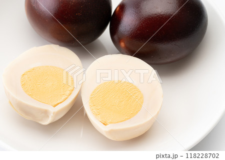 半分に切った燻製卵のクローズアップ 118228702