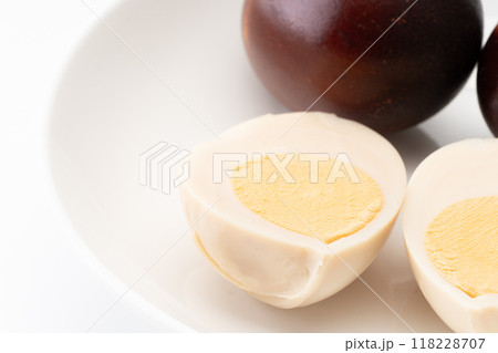 半分に切った燻製卵のクローズアップ 半分に切った燻製卵のクローズアップ 118228707