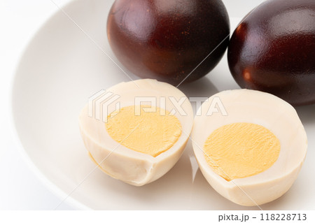 半分に切った燻製卵のクローズアップ 118228713