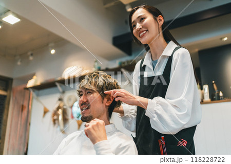beauty parlor 118228722