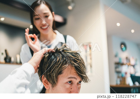 beauty parlor 118228747