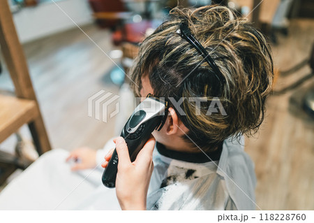 beauty parlor 118228760