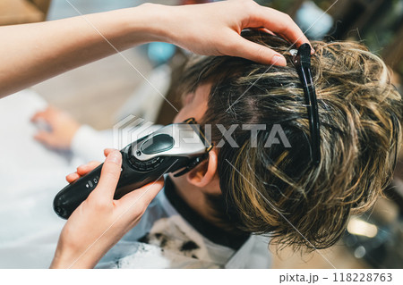 beauty parlor 118228763