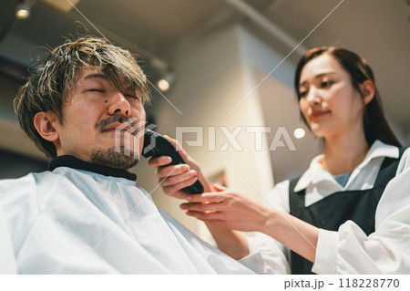 beauty parlor 118228770