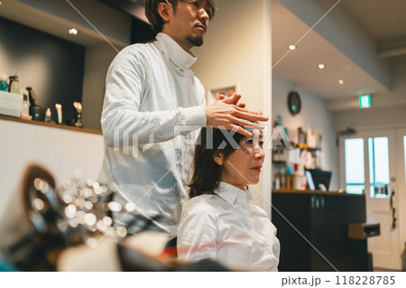 beauty parlor 118228785