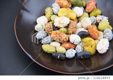 黒い皿に入れた豆菓子 黒い皿に入れた豆菓子 118228955