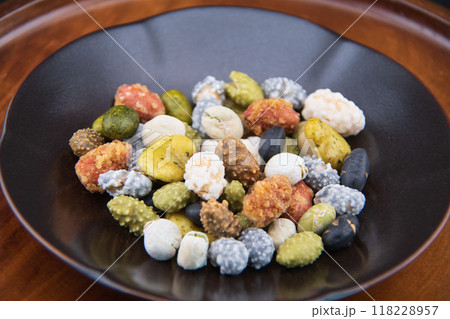 黒い皿に入れた豆菓子 118228957