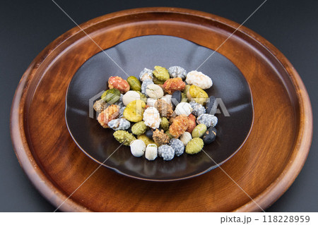 黒い皿に入れた豆菓子 黒い皿に入れた豆菓子 118228959