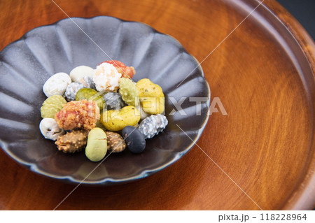 黒い皿に入れた豆菓子 118228964
