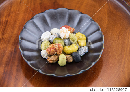 黒い皿に入れた豆菓子 118228967