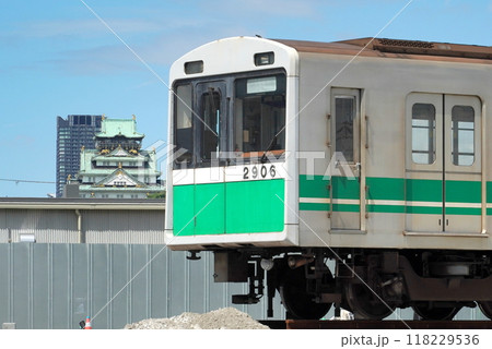 地下鉄電車と大阪城 118229536
