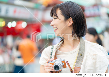 浅草で旅行する女性 旅行する女性 観光地で写真を撮る女 浅草で旅行する女性 旅行する女性 観光地で写真を撮る女 118229601