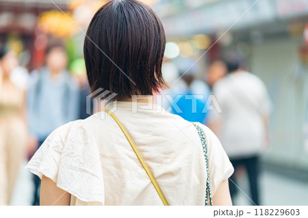 浅草で旅行する女性　旅行する女性　観光地で写真を撮る女 118229603