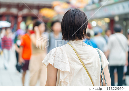 浅草で旅行する女性　旅行する女性　観光地で写真を撮る女 118229604