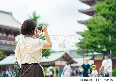 浅草で旅行する女性 旅行する女性 観光地で写真を撮る女 浅草で旅行する女性 旅行する女性 観光地で写真を撮る女 118229610
