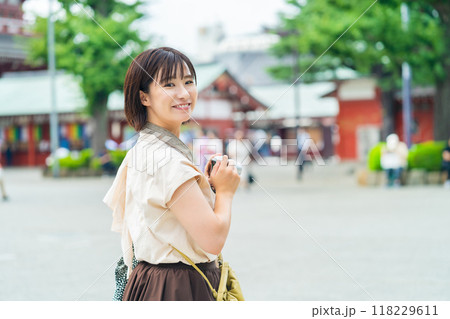 浅草で旅行する女性　旅行する女性　観光地で写真を撮る女 118229611