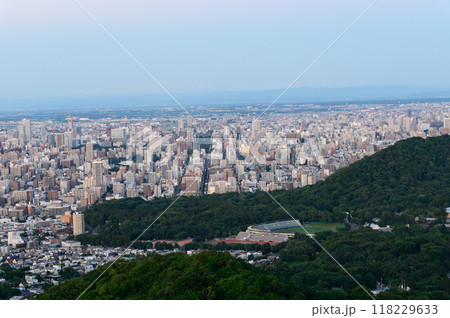 夏の大倉山から見た札幌市街の夕暮れ 118229633