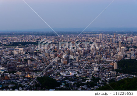 夏の大倉山から見た札幌市街の夕暮れ 夏の大倉山から見た札幌市街の夕暮れ 118229652