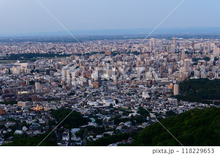 夏の大倉山から見た札幌市街の夕暮れ 夏の大倉山から見た札幌市街の夕暮れ 118229653