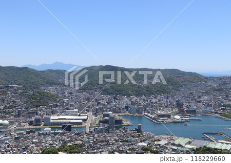 長崎市街地と長崎港に停泊する豪華客船 長崎市街地と長崎港に停泊する豪華客船 118229660