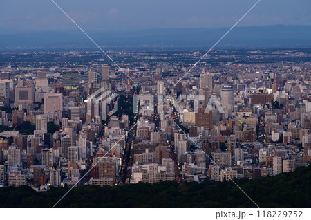 夏の大倉山から見た札幌市街の夕暮れ 118229752
