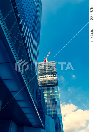 工事中の大規模建設と青空 高輪ゲートウェイ 2024.09 d-3 暖色 工事中の大規模建設と青空 高輪ゲートウェイ 2024.09 d-3 暖色 118229760